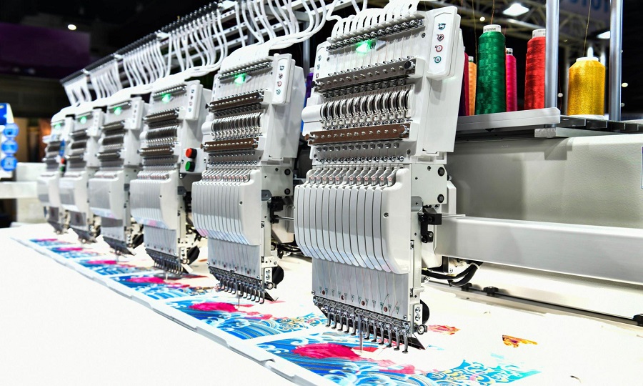 Máquina bordadora industrial protegida